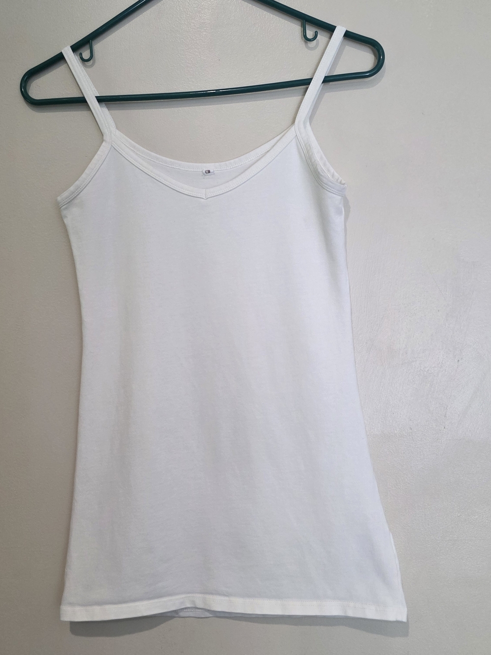 Buckle White V-Neck Spaghetti Strap Camisole Classic Layering Timeless Basic M
